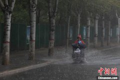 <b>宁夏连发暴雨预警信号 街道行车如“冲浪”</b>