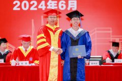 毕业典礼上，大学校长送出“四味中药”